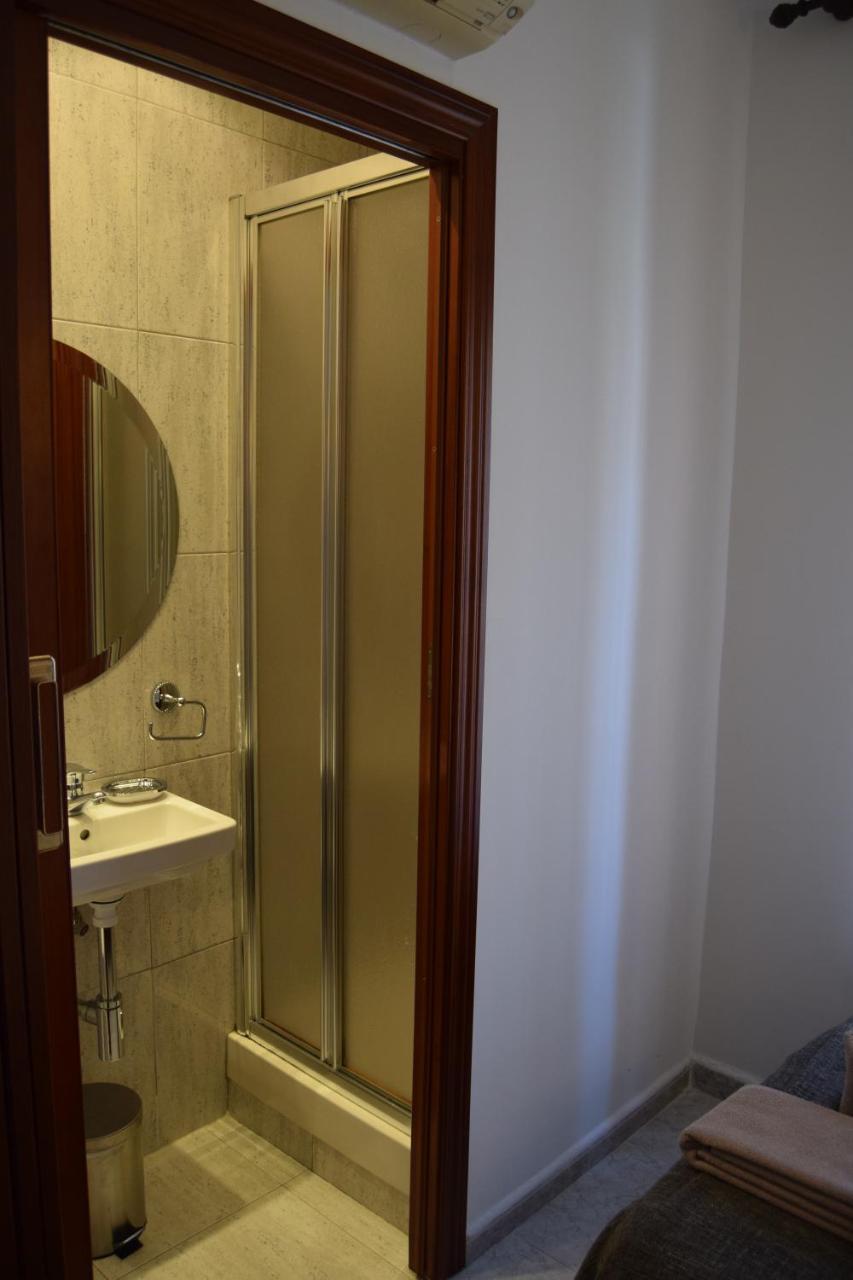 Hostal Rofer Madrid Exteriör bild
